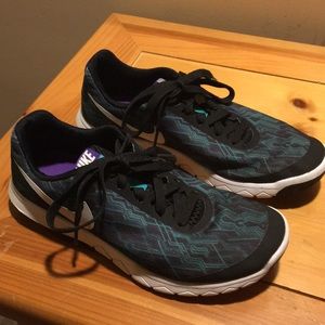 Nike sneakers size 7 # 844673-001